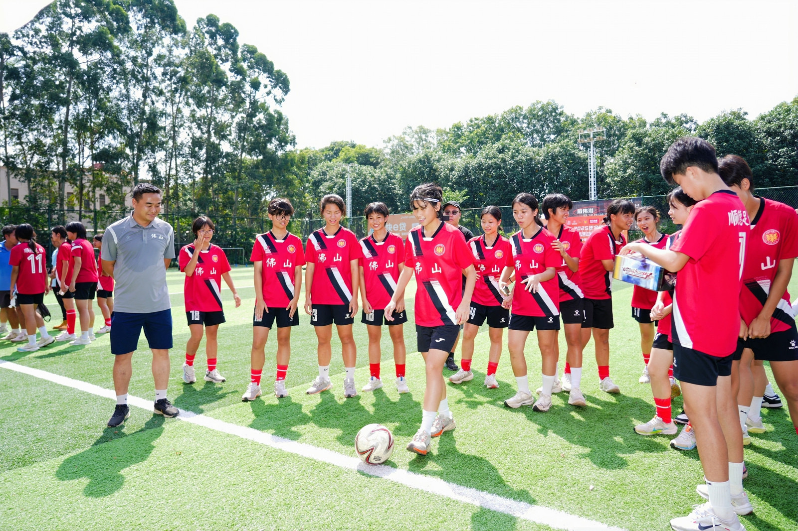 据悉, 从而调动基, 足球爱好者