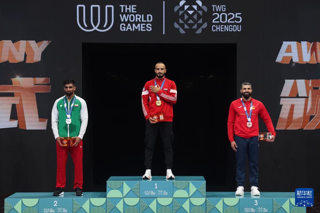 Kow, 礼萨在领奖, 当日